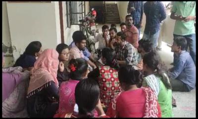 পরীক্ষায় অংশগ্রহণের দাবিতে মাস্টার্স শিক্ষার্থীদের অবস্থান কর্মসূচি