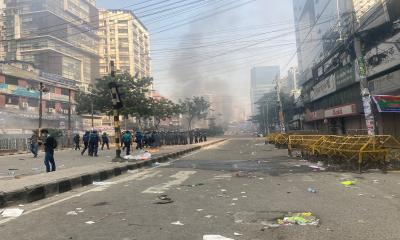 Clash breaks out between BNP men and police at Kakrail intersection