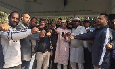 মৃতদের ভোট দেওয়া রুখতে কবরস্থানে বিএনপি নেতারা