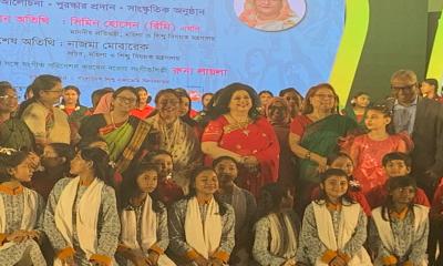 Prominent singer Runa Laila joins hundreds of children on stage at Shishu Academy