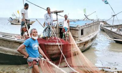 মধ্যরাতে উঠছে সমুদ্রে মাছ ধরায় নিষেধাজ্ঞা