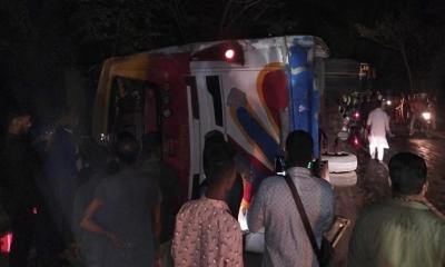 বান্দরবানে পর্যটকবাহী বাস উল্টে গিয়ে আহত ৩২