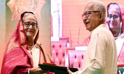 ১০ বিশিষ্টজনকে স্বাধীনতা পুরস্কার তুলে দিলেন প্রধানমন্ত্রী