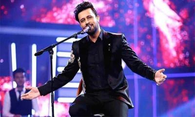 আতিফ আসলামের দিকে টাকা ছুড়ে মারলেন  ভক্ত!