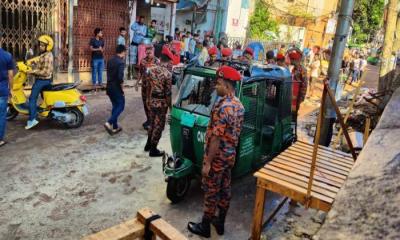 পুরান ঢাকায় অটোরিকশায় আগুন