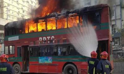 দিন-দুপুরেই  মিরপুরে বিআরটিসি দোতলা বাসে আগুন