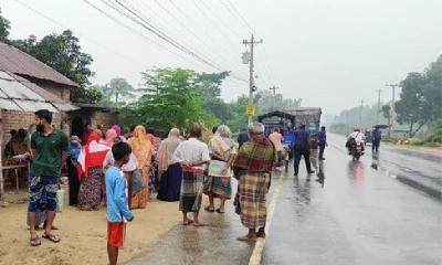 কুকুরের তাড়ায় ট্রাকের নিচে শিশু