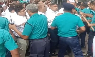 নিম্ন আদালতে বিএনপিপন্থি আইনজীবী-পুলিশের সংঘর্ষ