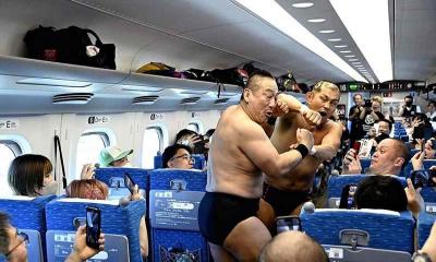 জাপানে বুলেট ট্রেনে রেসলিং