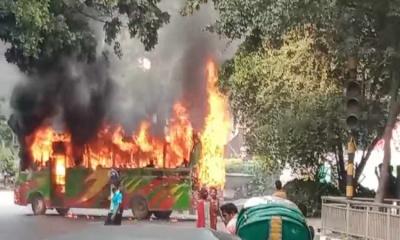 রাজধানীর জাতীয় প্রেসক্লাবের সামনে বাসে আগুন