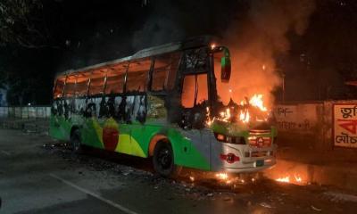 রাজধানীতে ৪০ মিনিটে ৩ বাসে আগুন