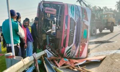 Passenger bus overturns near Bangabandhu Tunnel; 1 dead, 15 injured
