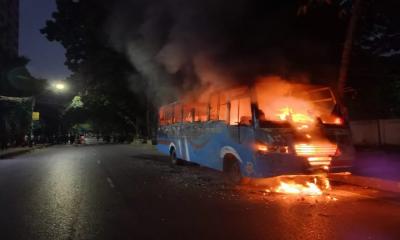 তৃতীয় দফা অবরোধের আগের রাতে আবারও বাসে অগ্নিসংযোগ