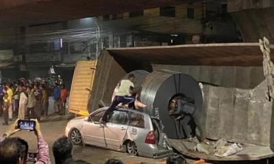 ওয়ারীতে প্রাইভেটকারের ওপর পড়লো ট্রাক, নিহত ১