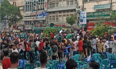 শান্তি সমাবেশে চেয়ার ছোড়াছুড়ি করছে আওয়ামী লীগ