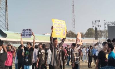 চট্টগ্রামে ‘এ হাওয়া’ গানে জয় বাংলা কনসার্ট মাতালো মেঘদল