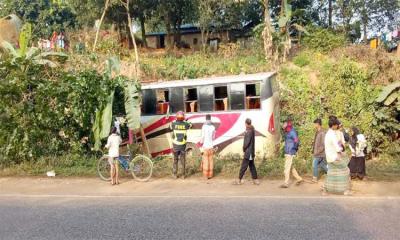 চকরিয়ায় পিকনিকের বাস-পিকআপ সংঘর্ষ, প্রাণ গেল ৪ জনের