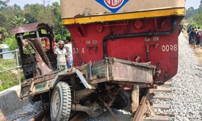 রেললাইনে নসিমন আটকা, চালকের দক্ষতায় বেঁচে গেলেন যাত্রীরা