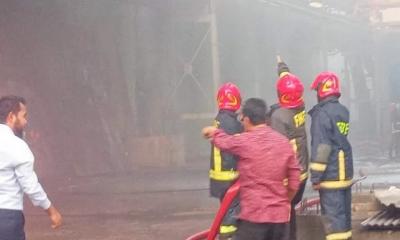 চার দিনেও পুরো নেভেনি চিনির গুদামের আগুন,  মরে গেছে অনেক প্রজাতির মাছ-কাঁকড়া