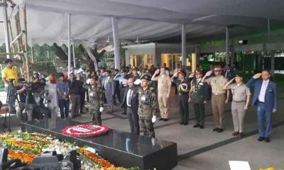 বঙ্গবন্ধুর প্রতিকৃতিতে ৮ দেশের সামরিক উপদেষ্টার শ্রদ্ধা