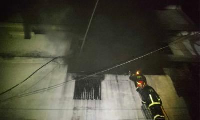 চকবাজারে রাসায়নিক গুদামের আগুন নিয়ন্ত্রণে: ফায়ার সার্ভিস