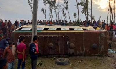 20 people injured as bus overturns in Dinajpur