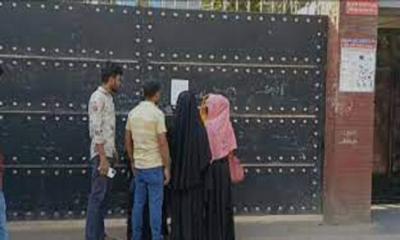 বন্ধ কারখানার মধ্যে  রয়েছে ভাঙচুর না হওয়া পোশাক কারখানাও