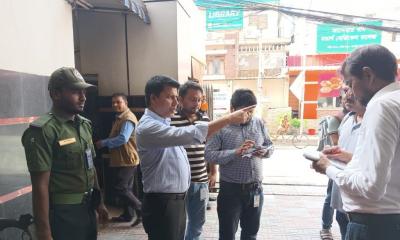 লার্ভা পাওয়ায় আনোয়ার খান মডার্ন হাসপাতালকে লক্ষ টাকা জরিমানা