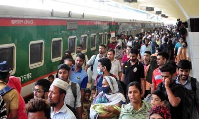 ঈদযাত্রার চতুর্থ দিন: ৩ ট্রেন ছাড়ল দেরিতে, ভোগান্তিতে যাত্রীরা