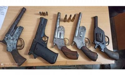 বাড্ডায় বিদেশি পিস্তল-গুলিসহ ৫ জন গ্রেফতার