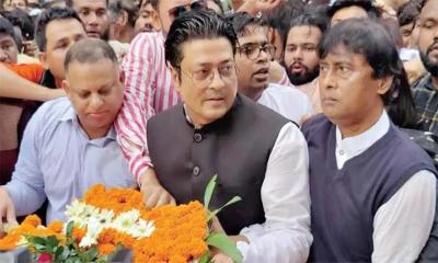 বঙ্গবন্ধুর প্রতিকৃতিতে নায়ক ফেরদৌসের শ্রদ্ধা