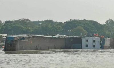 ঘন কুয়াশায় পদ্মায় ডুবে গেল ফেরি রজনীগন্ধা