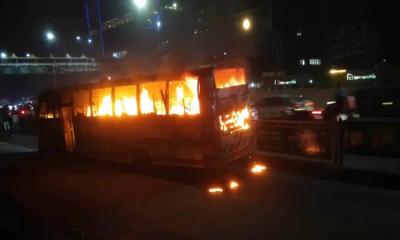 রাজধানীর মাতুয়াইলে বাসে আগুন