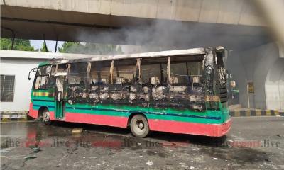 অবরোধের সকালে গুলিস্তানে দুই বাসে আগুন