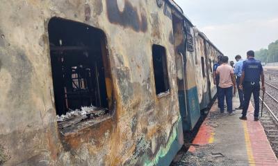 গভীর রাতে টাঙ্গাইলে স্টেশনে দাঁড়িয়ে থাকা ট্রেনে অগ্নিসংযোগ