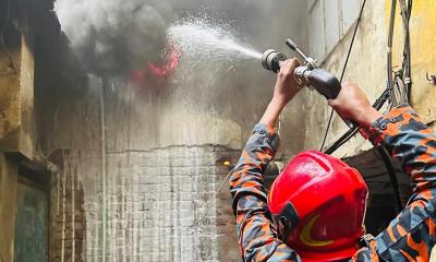 পুরান ঢাকায় জুতার কারখানায় আগুন; নিয়ন্ত্রণে এনেছে পাঁচ ইউনিট