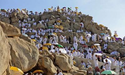 As temperatures climb, pilgrims ascend Mount Arafat for Hajj climax