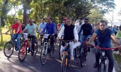 Hasan Mahmud evokes Bangabandhu, canvassing on a bicycle as official campaign period kicks off