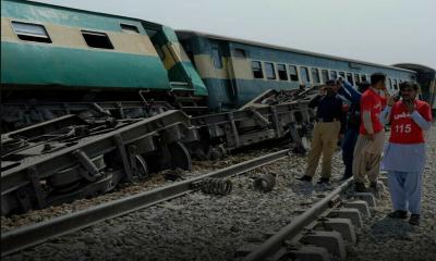 At least 15 killed after train derails in southern Pakistan