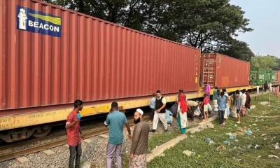 Freight train derails on Dhaka-Tongi route