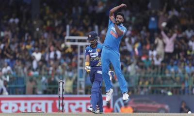 ফাইনাল মঞ্চে ভারতের সামনে হুড়মুড় করে ভেঙে পড়ল শ্রীলংকা