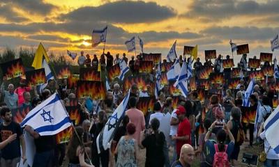 ইসরায়েলের পতাকা হাতে নেতানিয়াহুর বিরুদ্ধে তেল আবিবে বিক্ষোভ