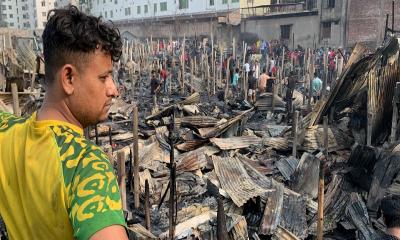 এক ঘণ্টা পর নিয়ন্ত্রণে ঝিলপাড় বস্তির আগুন