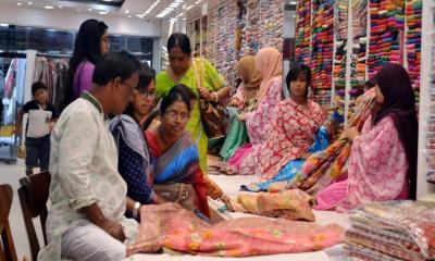 জমে উঠেছে পূজার কেনাকাটা, দাম নিয়ে অসন্তোষ ক্রেতাদের