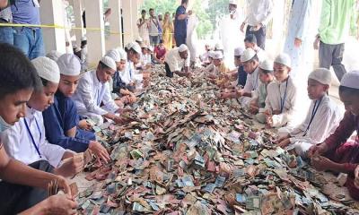পাগলা মসজিদের দানবাক্সে এবার ২৭ বস্তা টাকা পাওয়ার রেকর্ড, চলছে গণনা