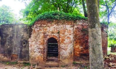 শত বছর ধরে খাটে ঘুমায় না পীরপালের মানুষ