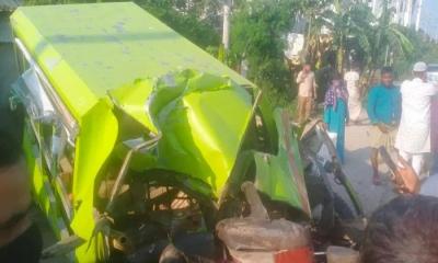 ডেমরায় বাসের ধাক্কায় তিন লেগুনাযাত্রীর মৃত্যু