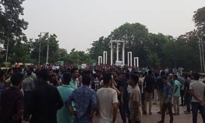 কোটা পুনর্বহালের সিদ্ধান্ত বাতিলের দাবি, আন্দোলনের দ্বিতীয় দিনে ঢাবি শিক্ষার্থীরা