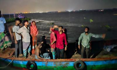 মেঘনায় বাল্কহেডের ধাক্কায় ট্রলার ডুবি, নিখোঁজ ৬
