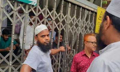 অটোরিকশা চালকদের বিক্ষোভ, মেট্রোস্টেশনে তালা